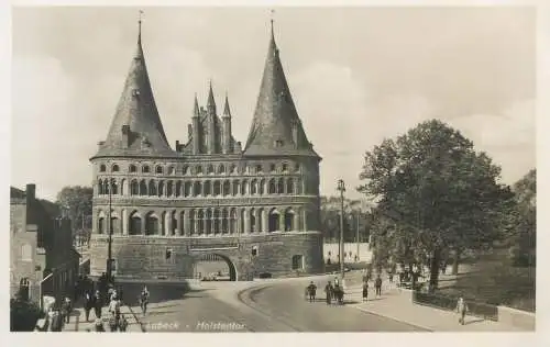 Postcard Germany Lübeck Marienkirche Holstentor