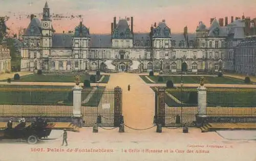 Postcard France Palais de Fontainebleau  La Grille d'Honneur et la Cour des Adieux