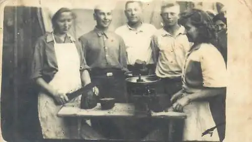 Photo ca. 6 x 9 cm social history mess hall cook bread