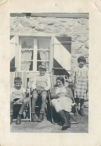 Photo ca. 6 x 9 cm social history family relaxing on lounge chairs