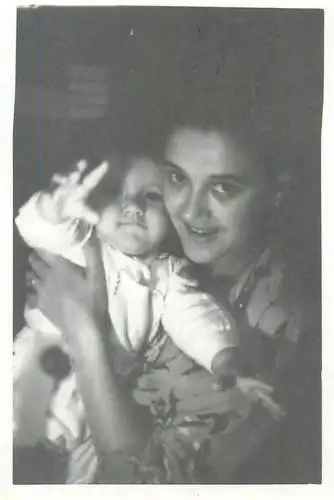 Photo ca. 6 x 9 cm social history mother and baby