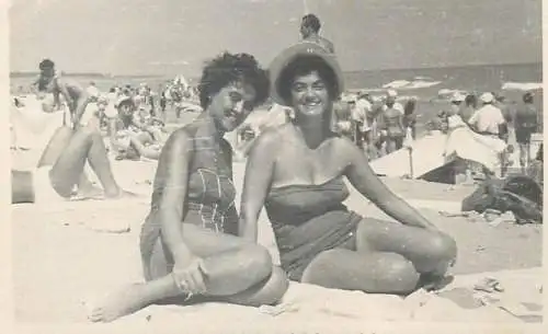 Photo ca. 6 x 9 cm social history woman friends at the beach Romania