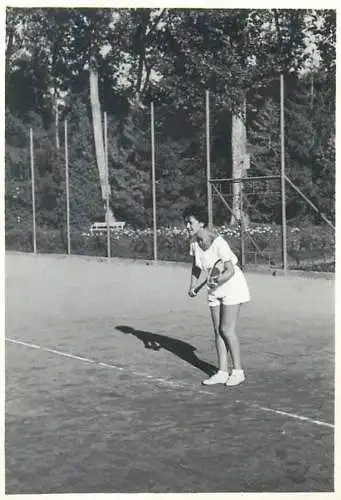Photo ca. 6 x 9 cm social history woman playing tennis
