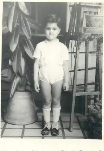 Photo ca. 6 x 9 cm social history boy outside costume
