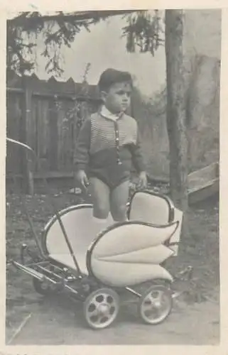 Photo ca. 6 x 9 cm social history boy in stroller