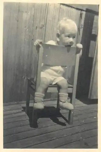 Photo ca. 6 x 9 cm social history baby bebe chair