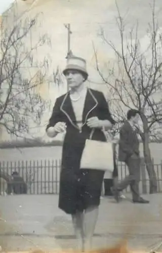 Photo ca. 6 x 9 cm social history elegant woman purse hat