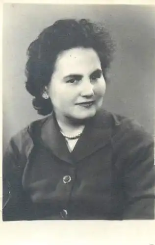 Photo ca. 6 x 9 cm social history woman portrait with pearls