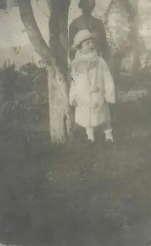 Photo ca. 6 x 9 cm girl in elegant dress and hat
