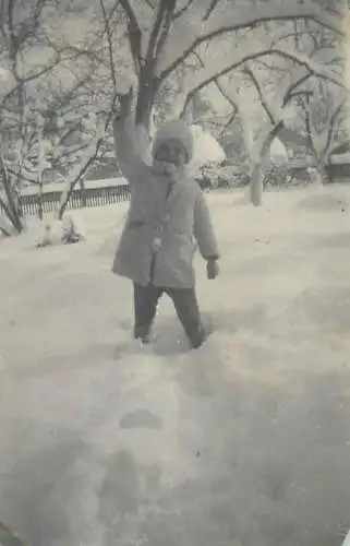 Photo ca. 6 x 9 cm girl playing in the snow winter