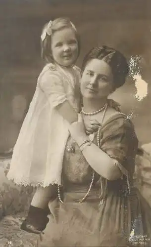 Origineel Deutmann Den Haag Postcard mother with little girl family photo