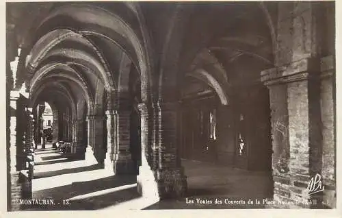 cpsm France Montauban les voutes des Couverts de la Place Nationale