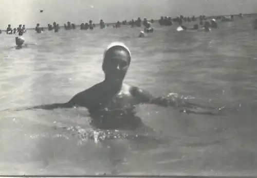 Photo ca. 6 x 9 cm social history woman in the waves