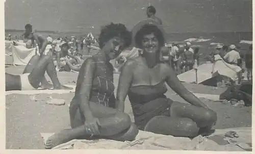 Photo ca. 6 x 9 cm social history women friends at the beach