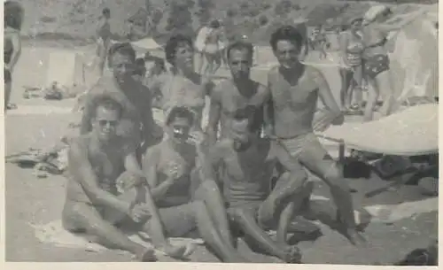 Photo ca. 6 x 9 cm social history friends at the beach