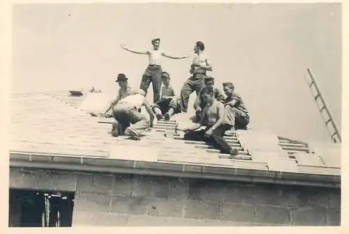 Photo ca. 6 x 9 cm social history roofers resting Munchen Germany Taumer