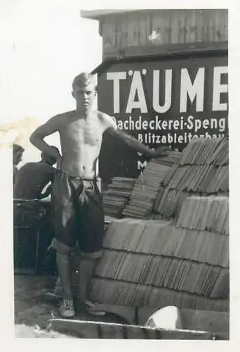 Photo ca. 6 x 9 cm social history roofers resting Munchen Germany Taumer