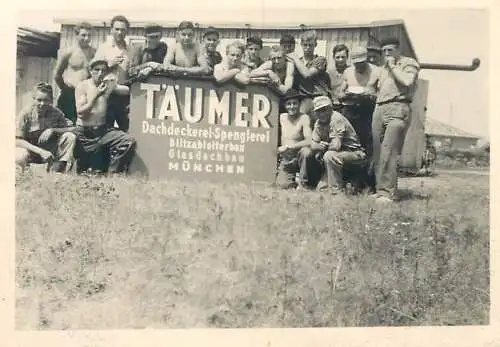 Photo ca. 6 x 9 cm social history roofers resting Munchen Germany