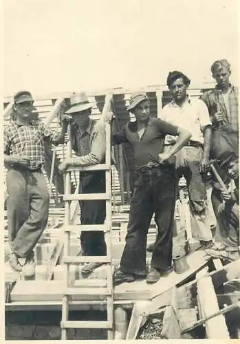Photo ca. 6 x 9 cm social history roofers resting