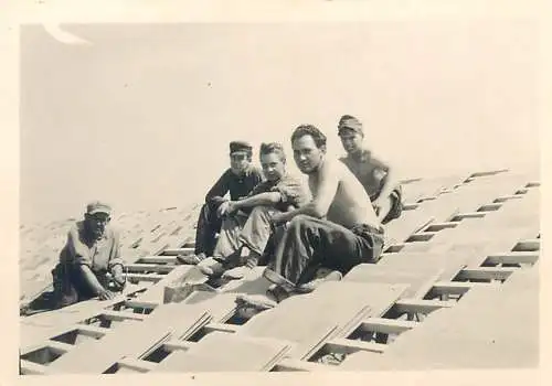 Photo ca. 6 x 9 cm social history roofers resting
