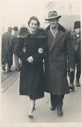 Photo ca. 6 x 9 cm social history couple elegant hat 1957