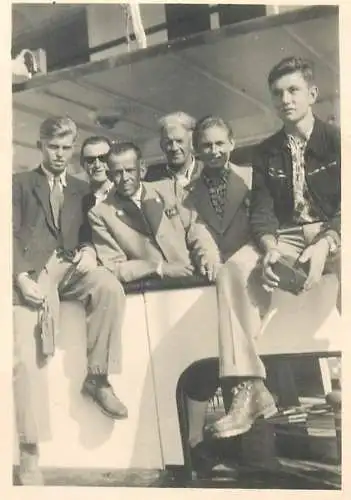 Photo ca. 6 x 9 cm social history group of friends on a ship