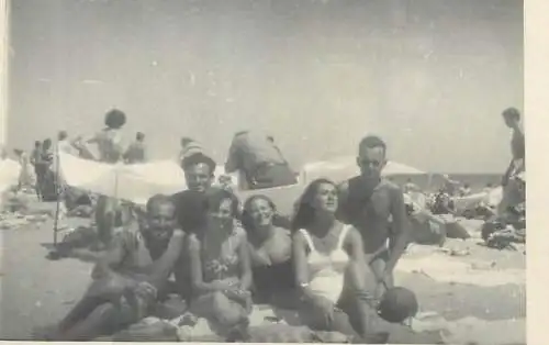 Photo ca. 6 x 9 cm social history Black Sea Eforie Romania friends group
