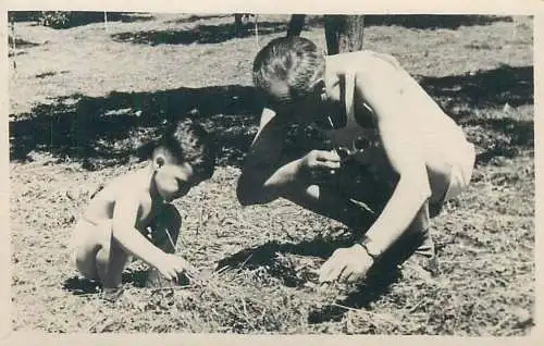 Photo ca. 6 x 9 cm social history grandpa and child