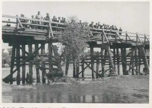 Photo ca. 6 x 9 cm social history group photo on a bridge
