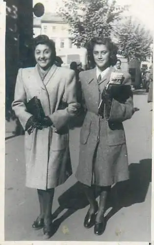 Photo ca. 6 x 9 cm social history Romania Cluj 1946 elegant women beauty joy smile