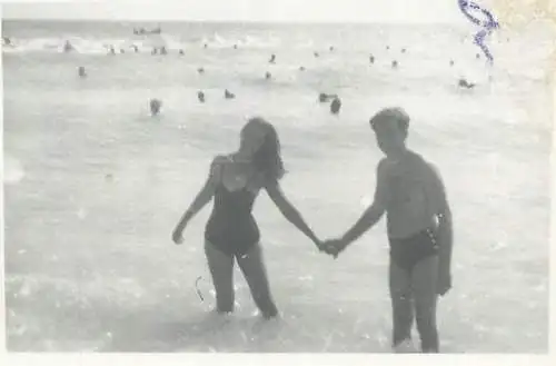 Photo ca. 6 x 9 cm social history Black Sea Eforie 1957 Romania couple in water