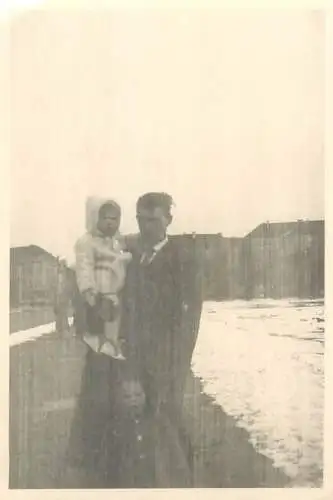 Photo ca. 6 x 9 cm social history man and girls children