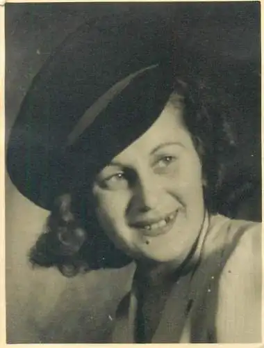 Photo ca. 7 x 10 cm woman hat portrait coiffure