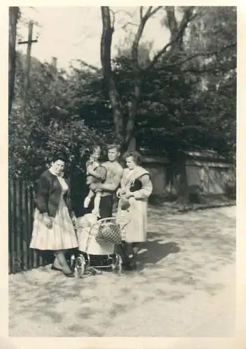 Photo ca. 7 x 10 cm familly scene bassinet baby 1962