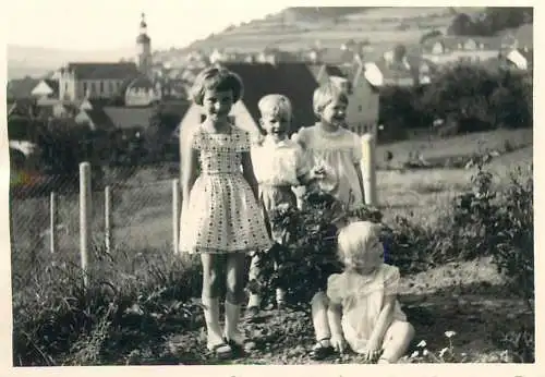 Photo ca. 7 x 10 cm children playing