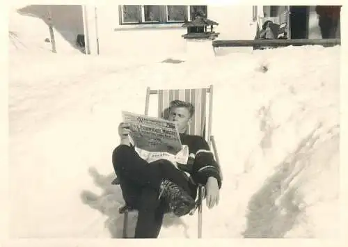 Photo ca. 7 x 10 cm winter man relaxin on a lawnchair