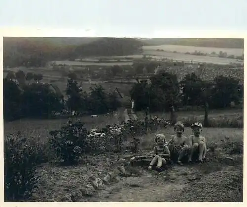 Photo ca. 7 x 10 cm children playing on the hill