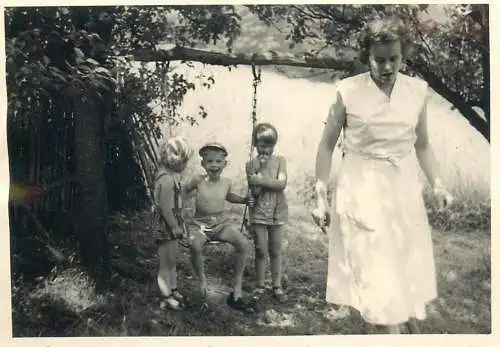 Photo ca. 7 x 10 cm children playing in the yard swing