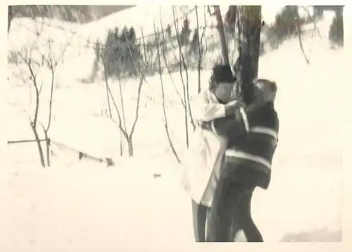 Photo ca. 7 x 10 cm couple playing in the snow winter