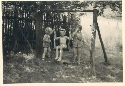 Photo ca. 7 x 10 cm children playing swing