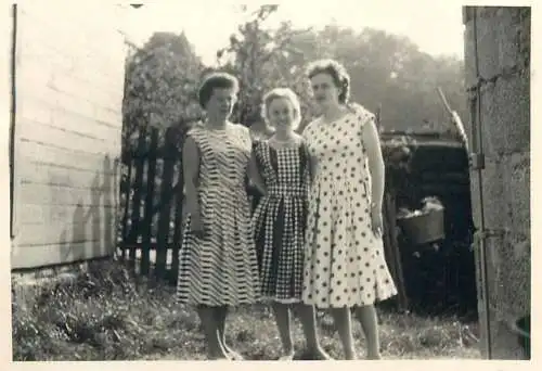 Photo ca. 7 x 10 cm group photo women