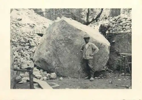 Photo ca. 7 x 10 cm man posing with large boulder quarry