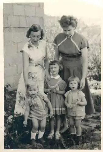 Photo ca. 7 x 10 cm children with mothers family dress pearls