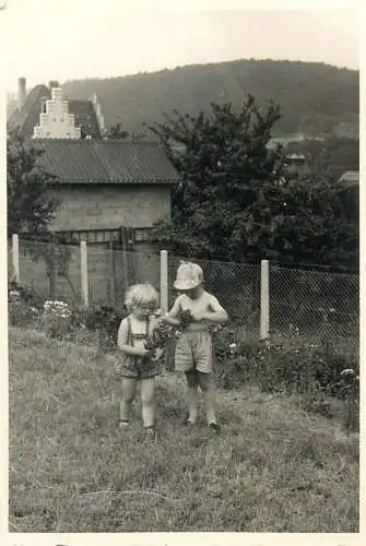 Photo ca. 7 x 10 cm children playing in the yard