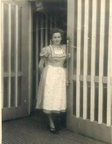Photo ca. 7 x 10 cm woman dress