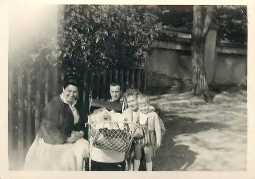 Photo ca. 7 x 10 cm 1962 family in the yard baby
