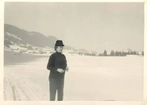 Photo ca. 7 x 10 cm woman with hat winter landscape