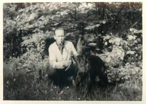 Photo ca. 7 x 10 cm man with doh in nature