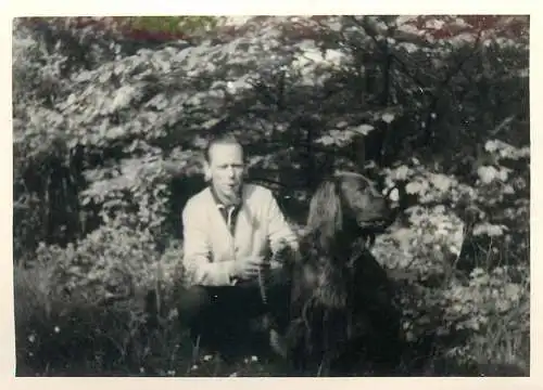 Photo ca. 7 x 10 cm man with doh in nature