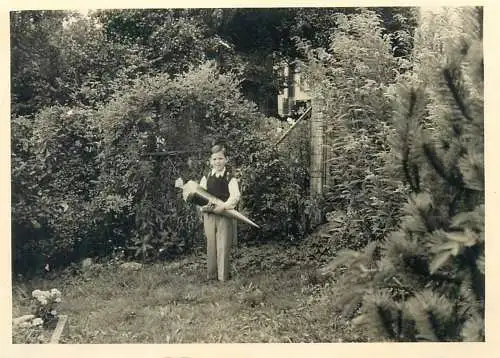 Photo ca. 7 x 10 cm children in the yard